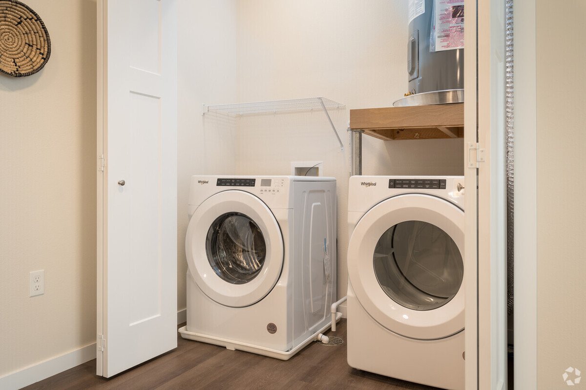 SUITABLE 1 BED/ 1 BATH APARTMENT IN WALNUT